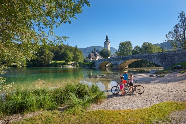 Die Johanneskirche mit der alten Steinbrücke ist das Wahrzeichen von Bohinj.