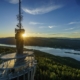 Der Aussichtsturm Pyramidenkogel liegt auf der Strecke der Sonnwendwanderung.