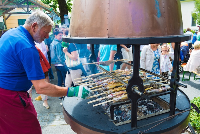 eben Steckerlfisch werden viele traditionelle und moderne Köstlichkeiten geboten.