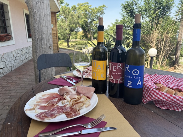 RegionalMedien Kärnten Typische Karstjause und dazu ein Hauswein am Bauernhof in Sales.