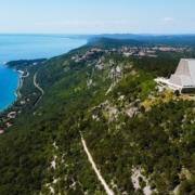 stock.adobe.com/Viktor Der Karst – eine felsige, raue und doch fruchtbare Hochebene über dem Golf von Triest, im Vordergrund die Wallfahrtskirche Monte Grisa.