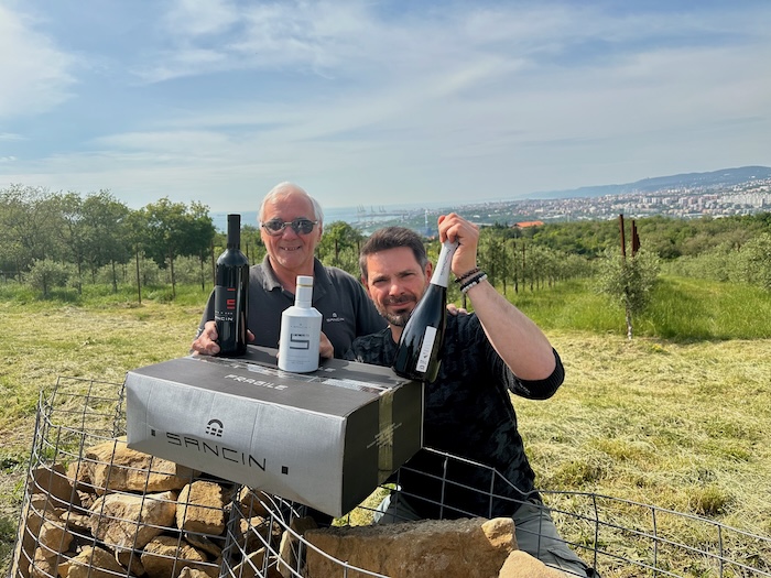 RegionalMedien Kärnten Vitjan und Devan Sancin sind Winzer und Ölbauern aus Leidenschaft, ihre Produkte zählen zu den besten des Landes.