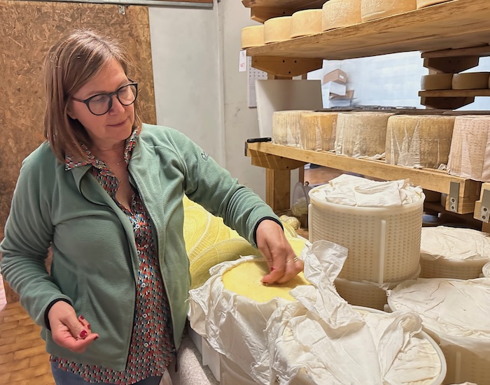 RegionalMedien Kärnten Sandra Zidaric führt uns durch die kleine Käserei bei Prepotto.