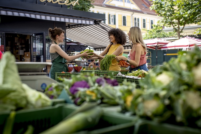 Von Montag bis Samstag verwandelt sich der Grazer Kaiser-Josef-Platz in einen lebendigen Bauernmarkt.
