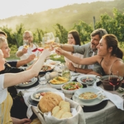 Ciri Jazbec_hero_11 Im Herbst ist in Slowenien Genießen angesagt: bei traditionellen Festen und im privaten Kreis wie hier in der Goriška Brda.