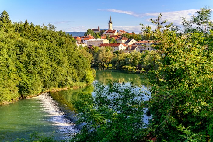 Andrej Tarfila Der Fluss Krka schlängelt sich malerisch durch Wiesen, Wälder und entzückende Städte wie Novo Mesto.