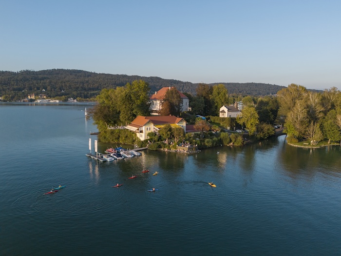 Am Landspitz Maria Loretto liegt das Schloss und ein feines Restaurant, wo man schön isst und sitzt.