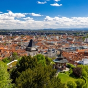 Für diesen Traumblick vom Grazer Schlossberg über die Stadt muss man 260 Stufen bewältigen, bequemer geht’s mit dem Schlossberglift.