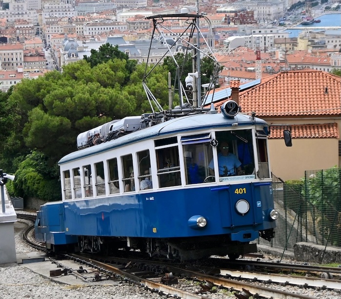 Tram c Discover Trieste Fünf Kilometer geht es von Opicina mit der Tram nach Triest.