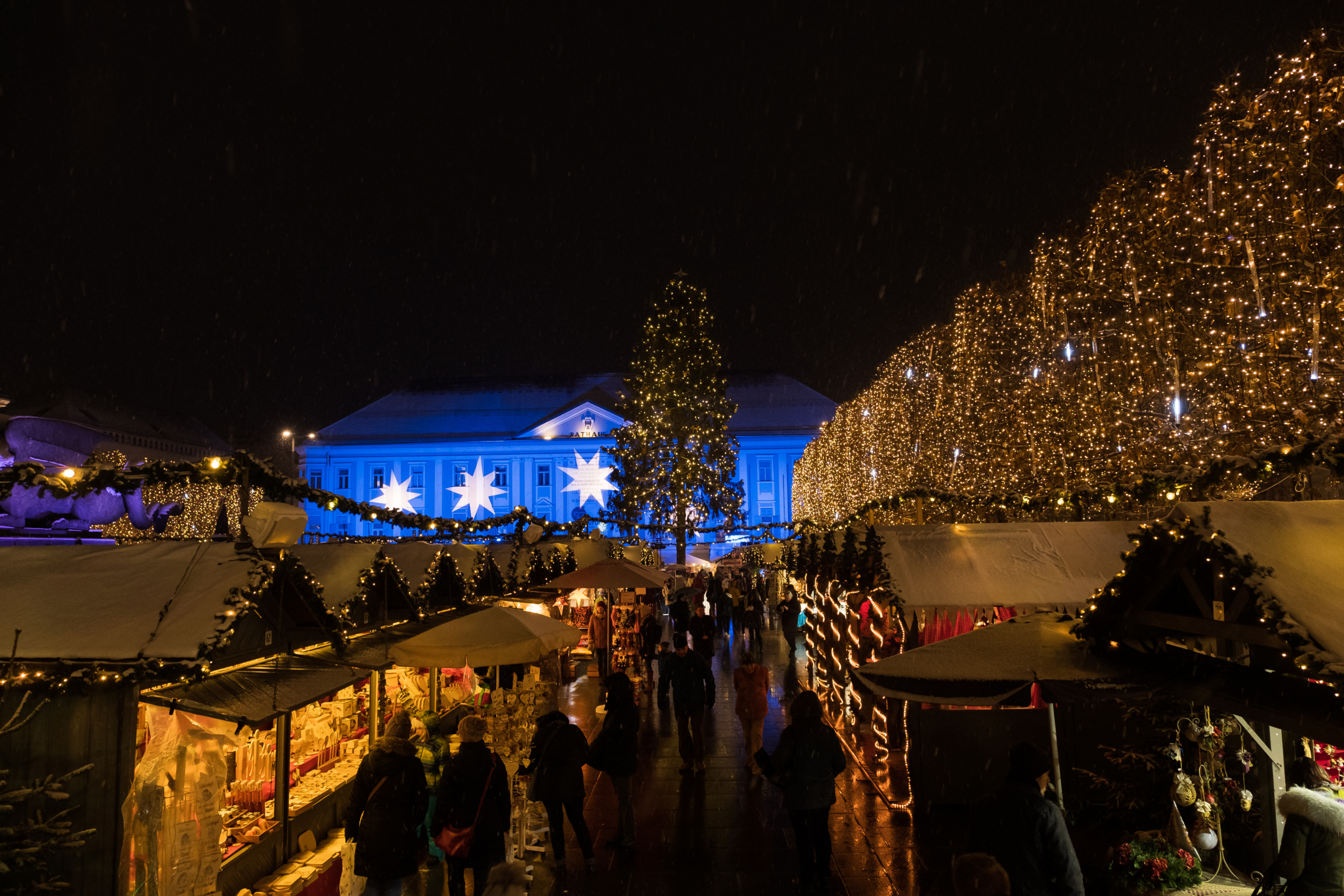 Der traditionelle Christkindlmarkt am Neuen Platz wurde am 15. November eröffnet.