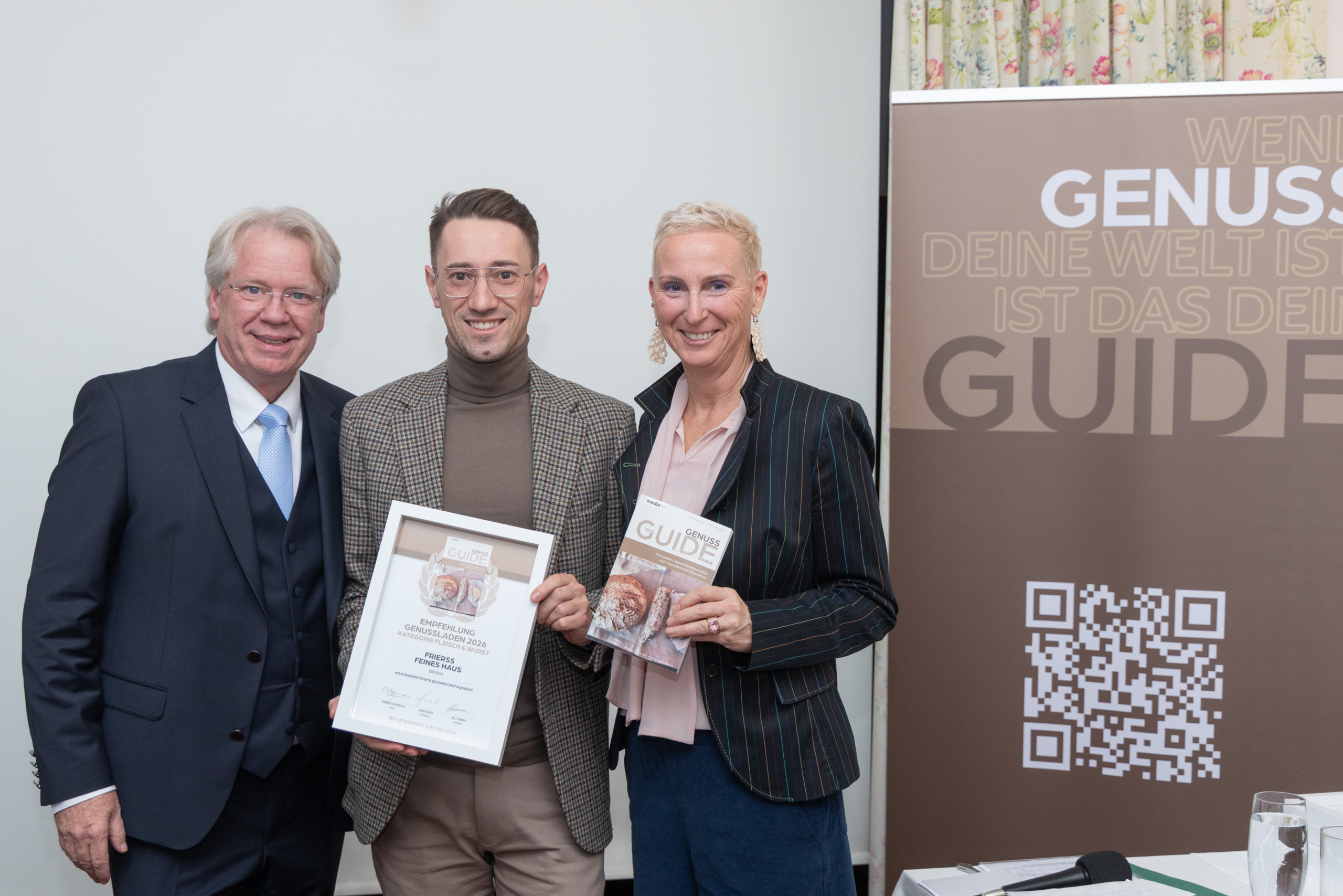 Willy Lehmann (Herausgeber Genuss Guide und Moderator), Christoph Frierss (Top-Empfehlung, Kat. Fleisch & Wurst: FRIERSS FEINES HAUS), Andrea Knura (Autorin und Herausgeberin Genuss Guide, v.l.)