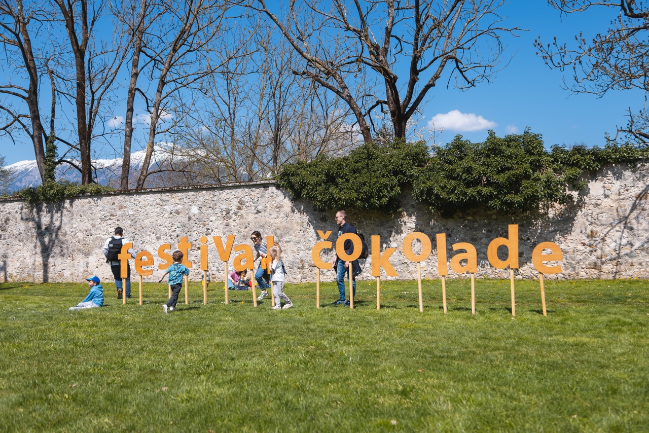 Das Schokoladenfestival in Radovljica ist fast wie ein großes Picknick für alle, die Süßes lieben.